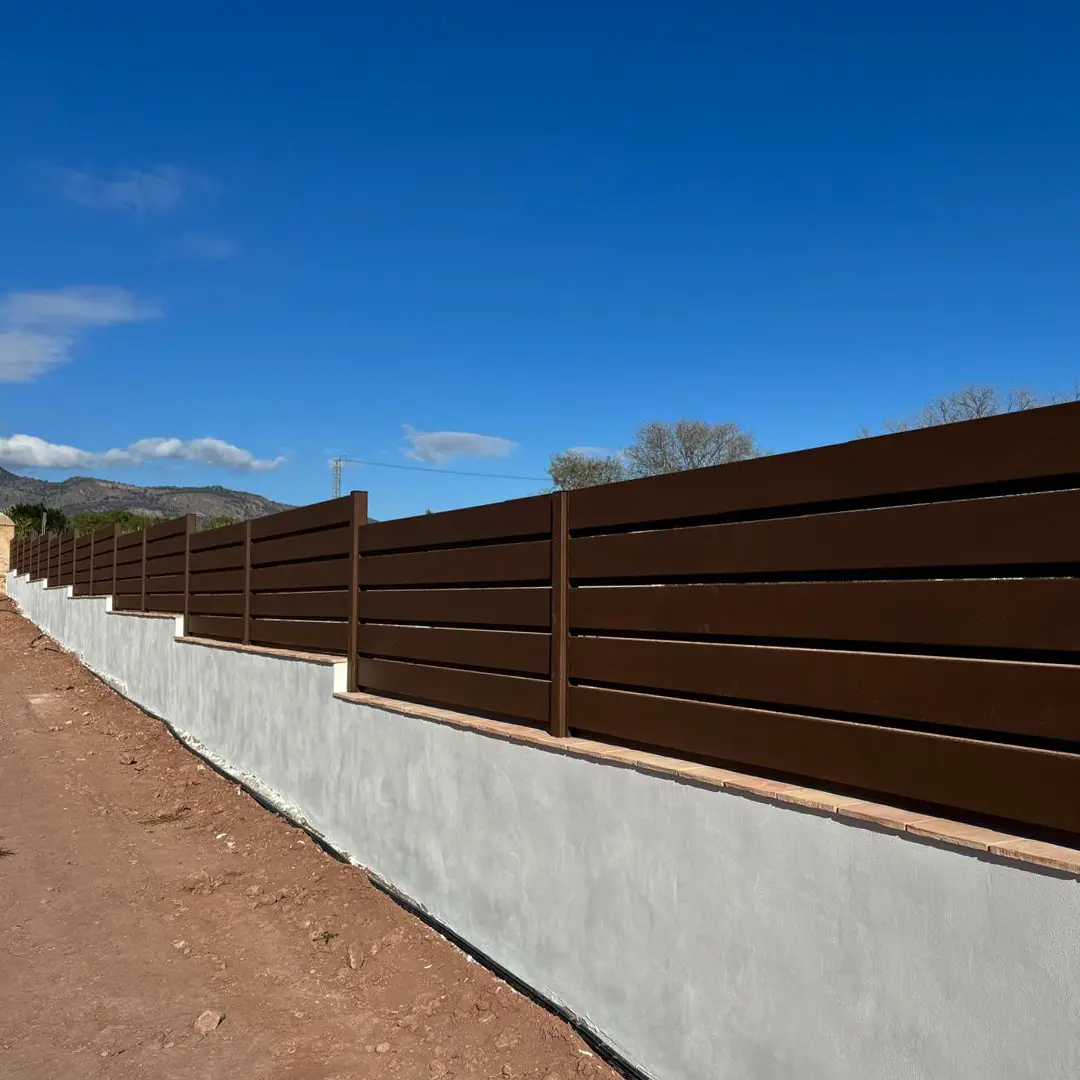 Baranda exterior de láminas horizontales - Imagen 3