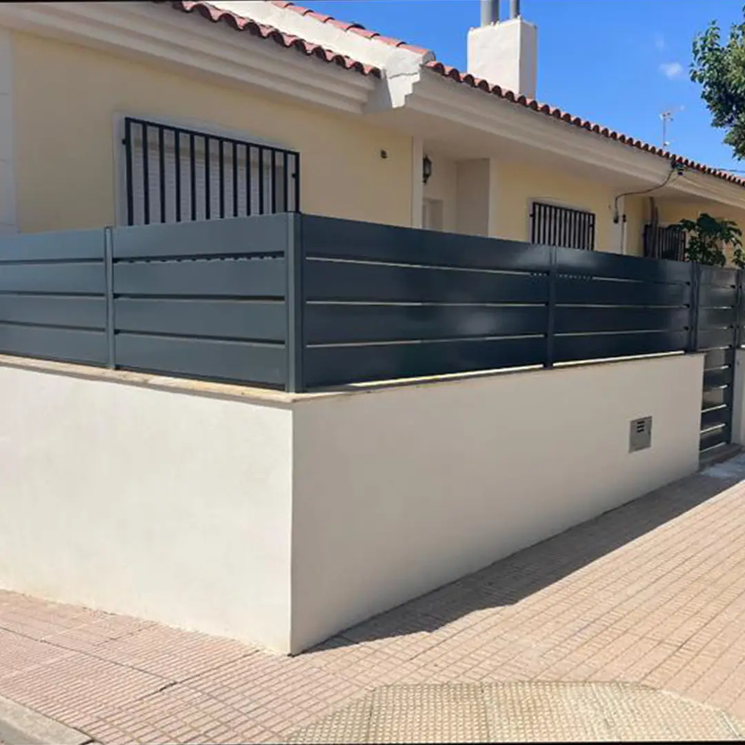 Baranda exterior de láminas horizontales