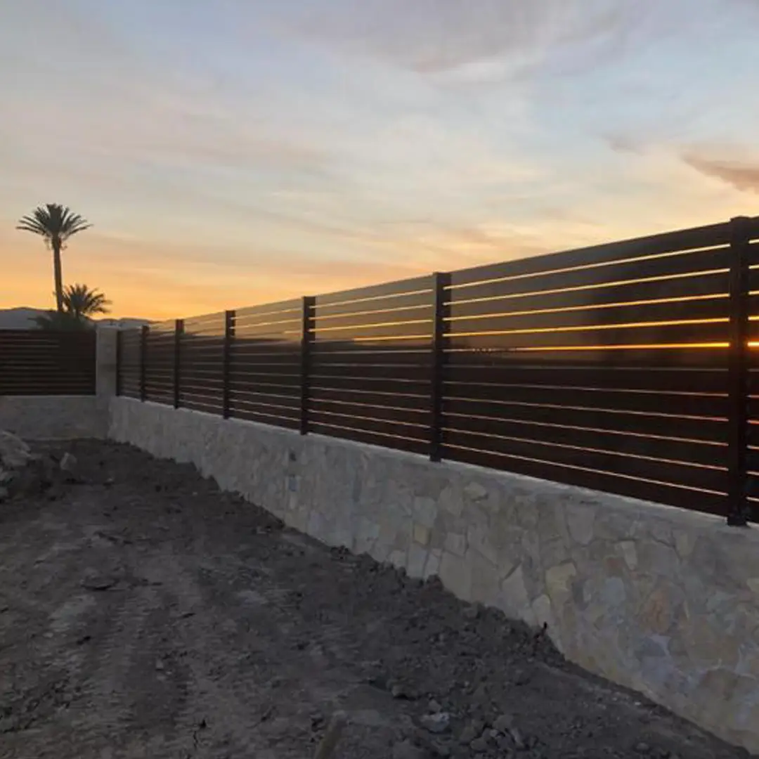 Baranda exterior de láminas horizontales - Imagen 4