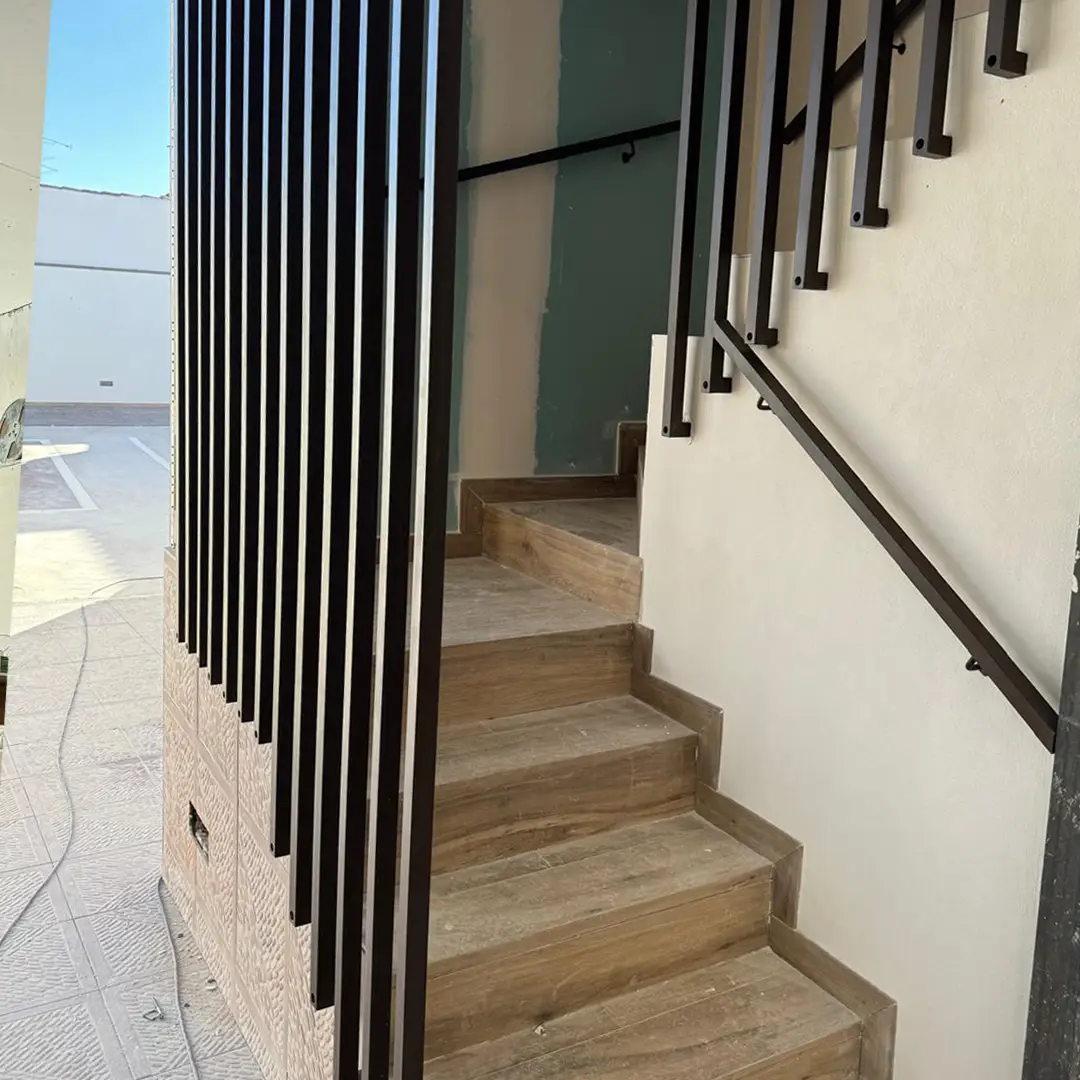 Barandilla de Escalera Interior fabricada con Listones Verticales - Imagen 2