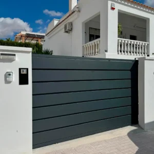 Puerta Corredera Fabricada con Láminas Horizontales