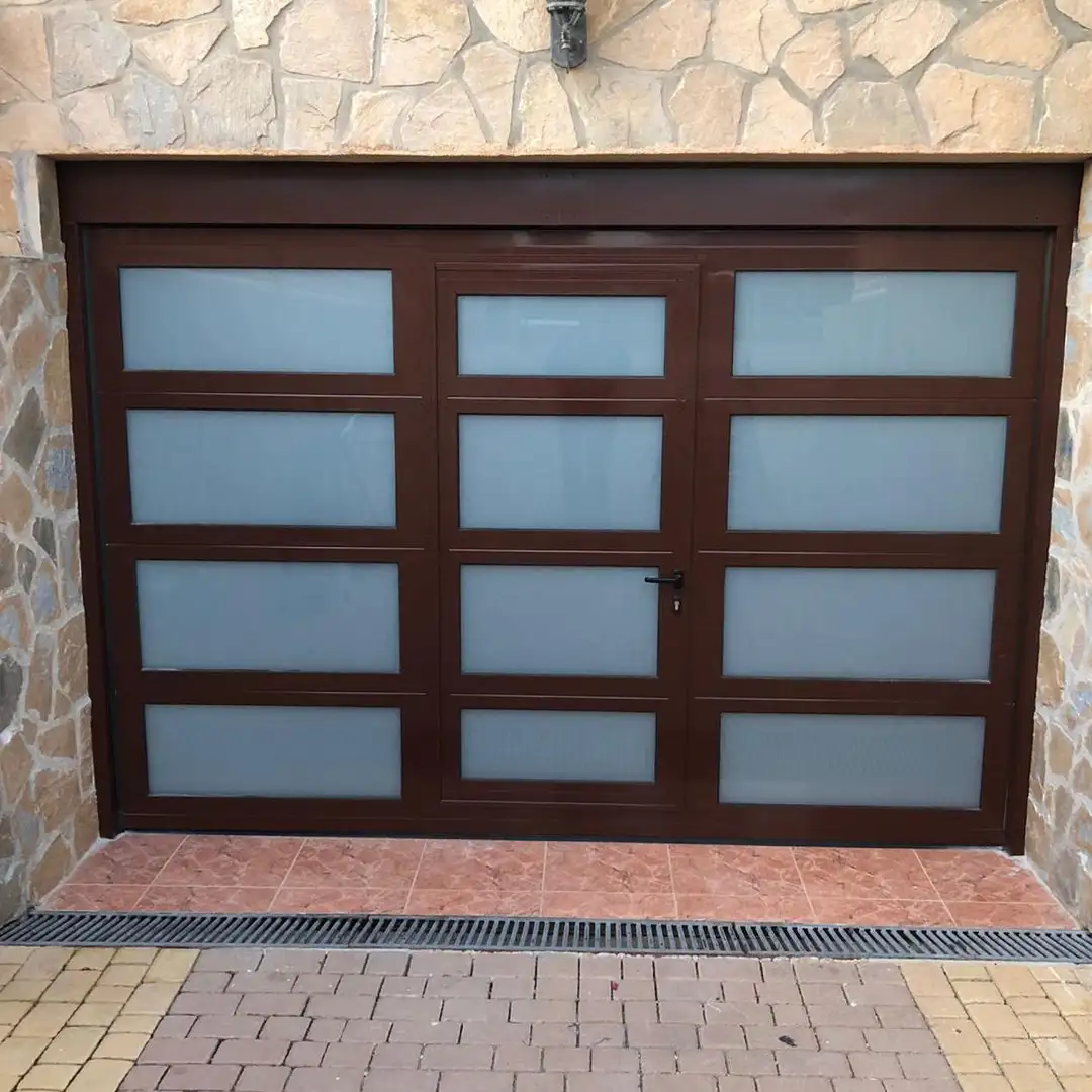 Puerta seccional con cristales - Imagen 2